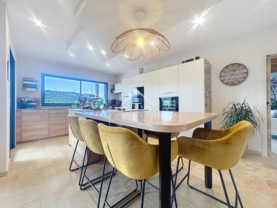 Propriété - 251 m² - 8 pièces