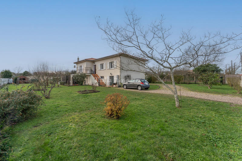 Maison - 220 m² - 7 pièces