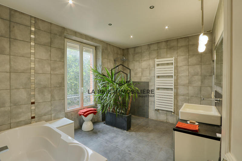 Maison - 235 m² - 9 pièces