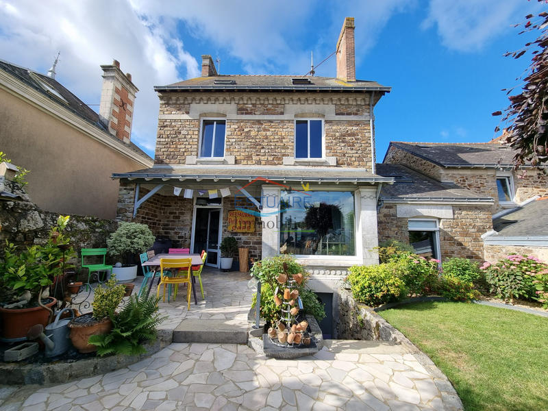 Maison - 239 m² - 10 pièces