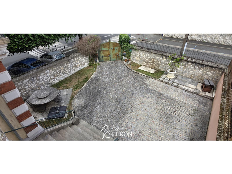 Maison - 240 m² - 9 pièces