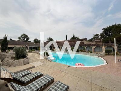 Maison - 2 400 m² - 15 pièces