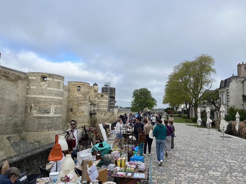 Braderie du château - les amis de la cité