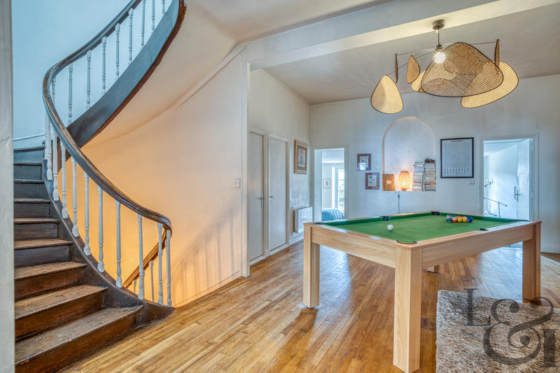 Maison - 235 m² - 7 pièces