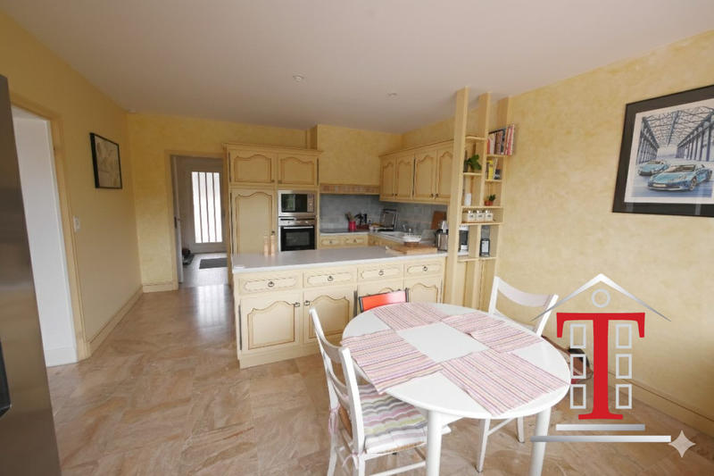 Maison traditionnelle - 230 m² - 9 pièces