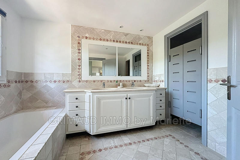 Maison - 200 m² - 5 pièces