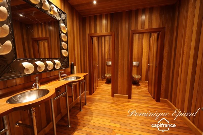 Bureau - 2 111 m² - 64 pièces