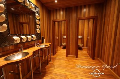 Bureau - 2 111 m² - 64 pièces