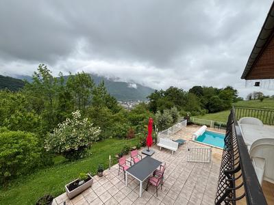 Maison traditionnelle - 276 m² - 6 pièces