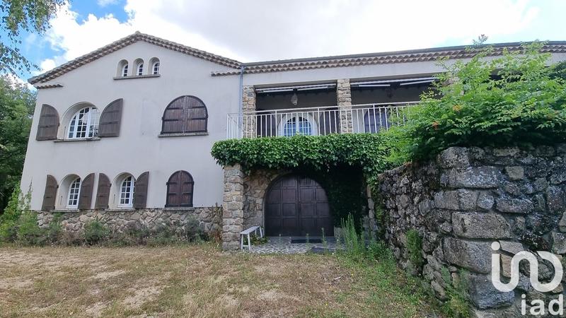 Maison - 216 m² - 11 pièces