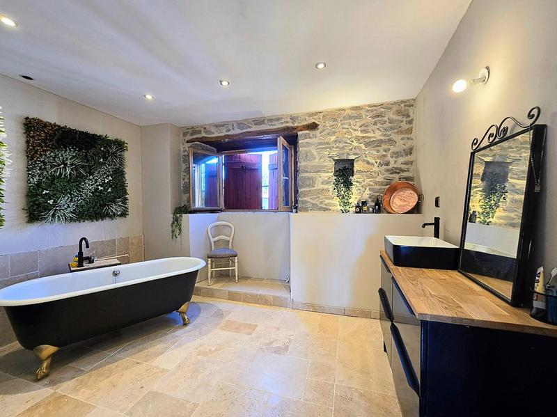 Maison - 322 m² - 9 pièces