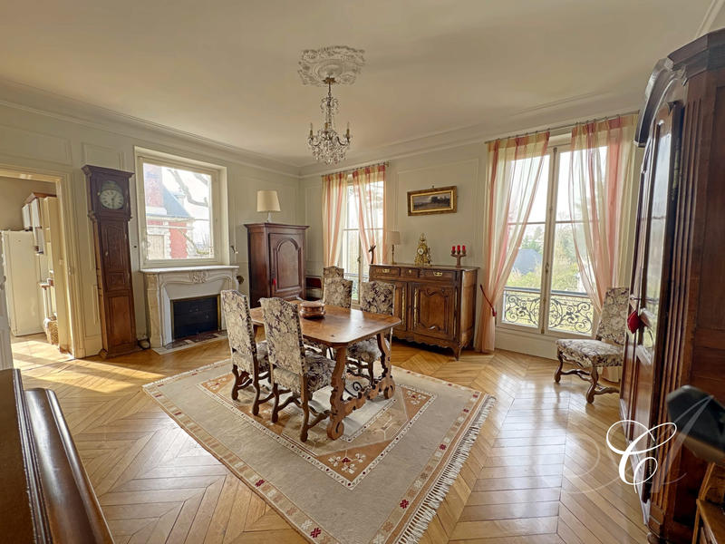 Appartement - 144 m² - 7 pièces