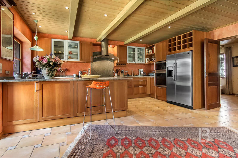 Maison - 260 m² - 11 pièces