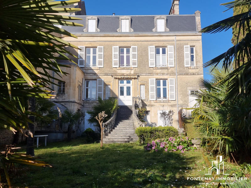 Maison - 385 m² - 10 pièces