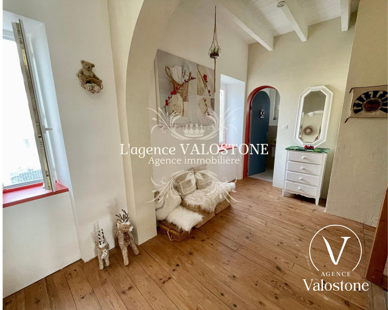 Maison traditionnelle - 255 m² - 4 pièces