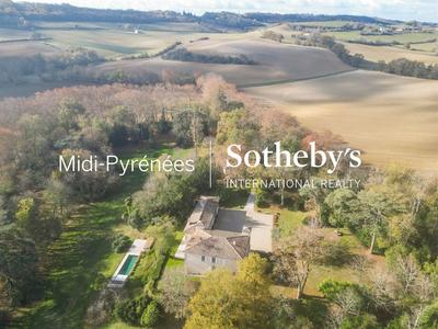 Maison - 458 m² - 12 pièces