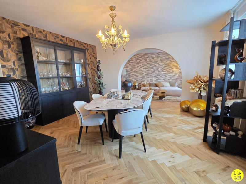 Maison - 302 m² - 7 pièces