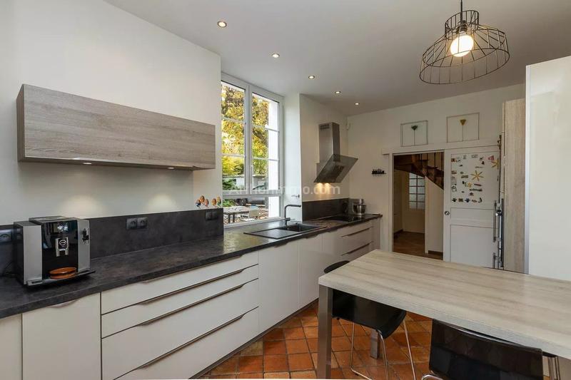 Maison - 241 m² - 10 pièces