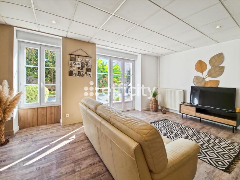 Demeure - 649 m² - 10 pièces