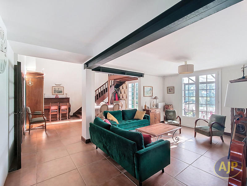 Maison - 214 m² - 9 pièces