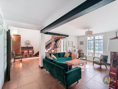 Maison - 214 m² - 9 pièces