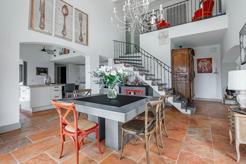 Villa - 252 m² - 9 pièces