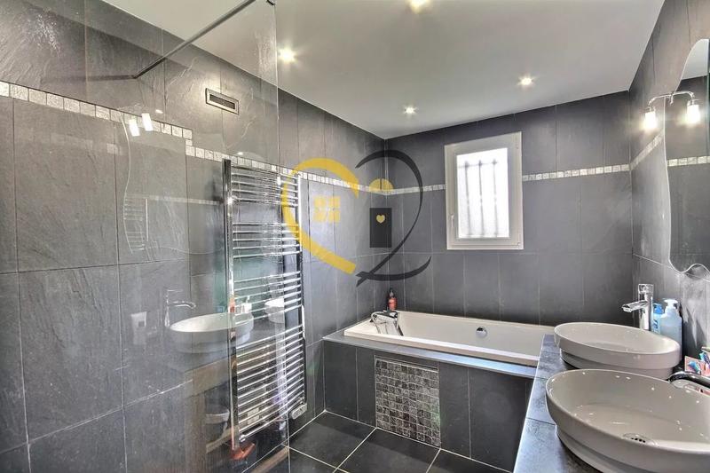 Propriété - 260 m² - 11 pièces