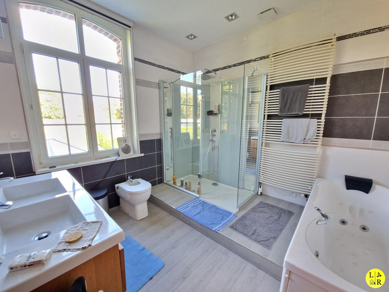 Maison - 230 m² - 7 pièces