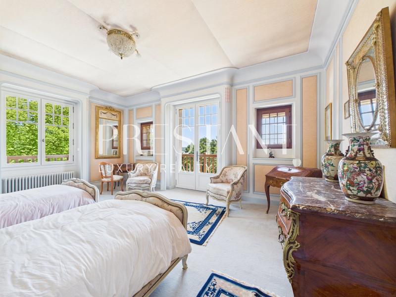 Maison - 470 m² - 15 pièces