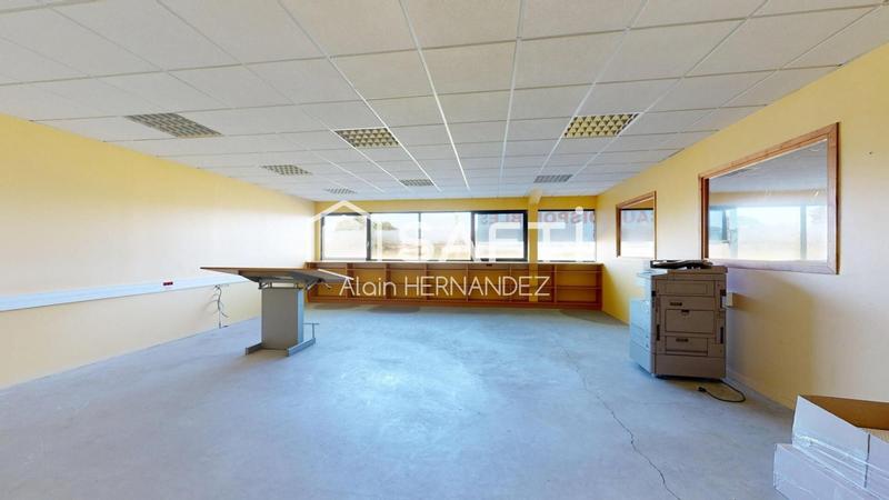 Local commercial - 840 m² - 2 pièces
