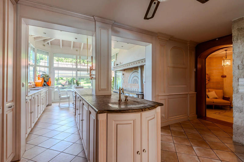 Maison - 380 m² - 9 pièces