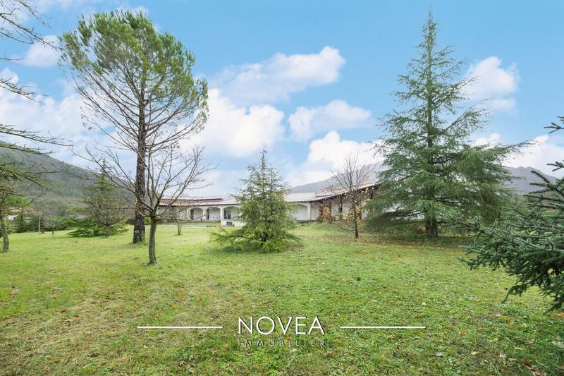 Villa - 396 m² - 6 pièces