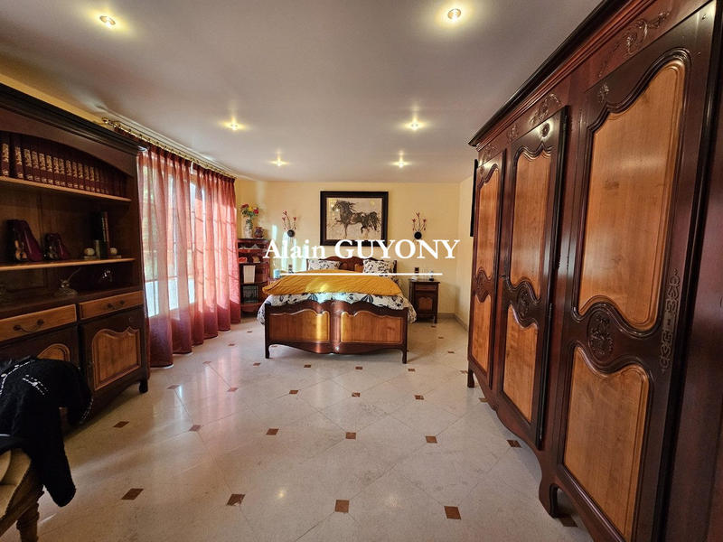 Maison - 380 m² - 8 pièces