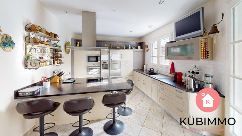 Maison - 210 m² - 8 pièces