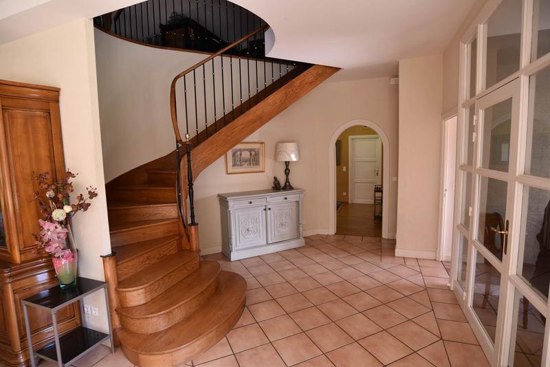 Maison - 241 m² - 9 pièces