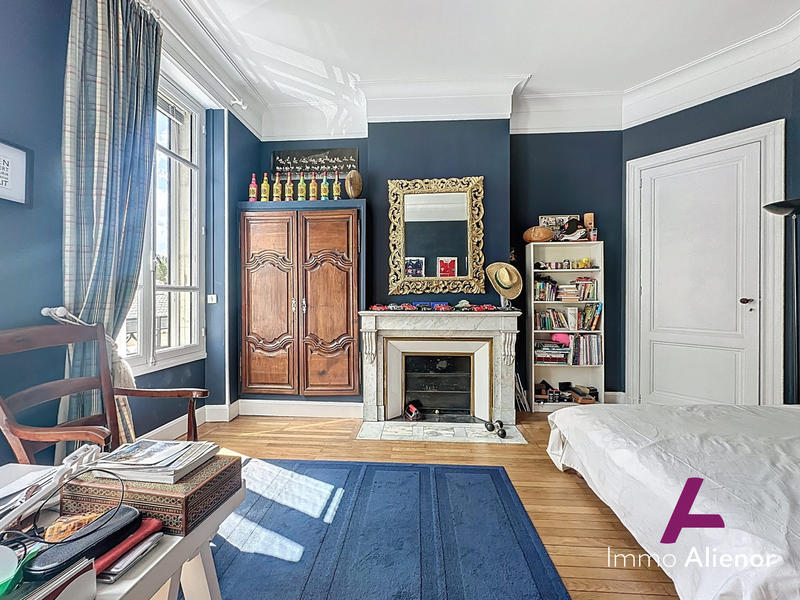 Maison - 221 m² - 8 pièces