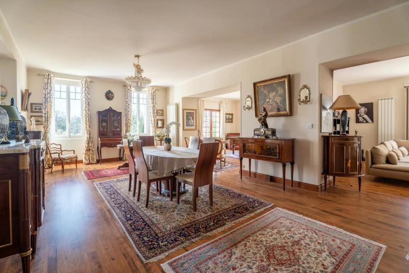 Château - 370 m² - 11 pièces