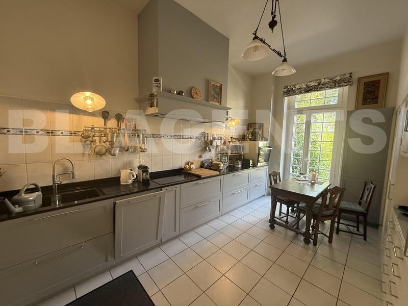 Demeure - 268 m² - 9 pièces