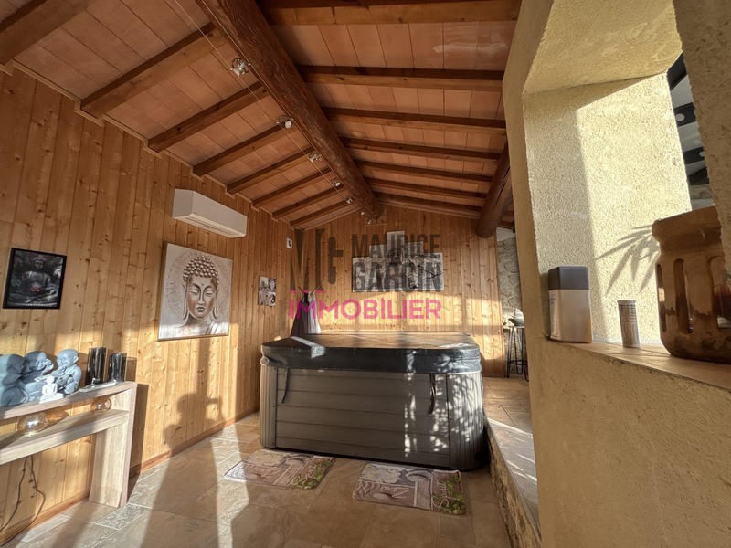 Maison traditionnelle - 260 m² - 7 pièces