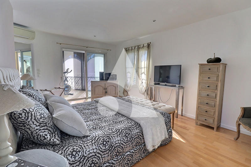 Maison - 180 m² - 5 pièces