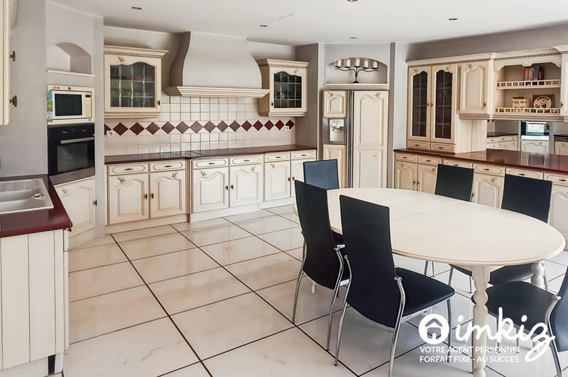 Maison - 250 m² - 6 pièces