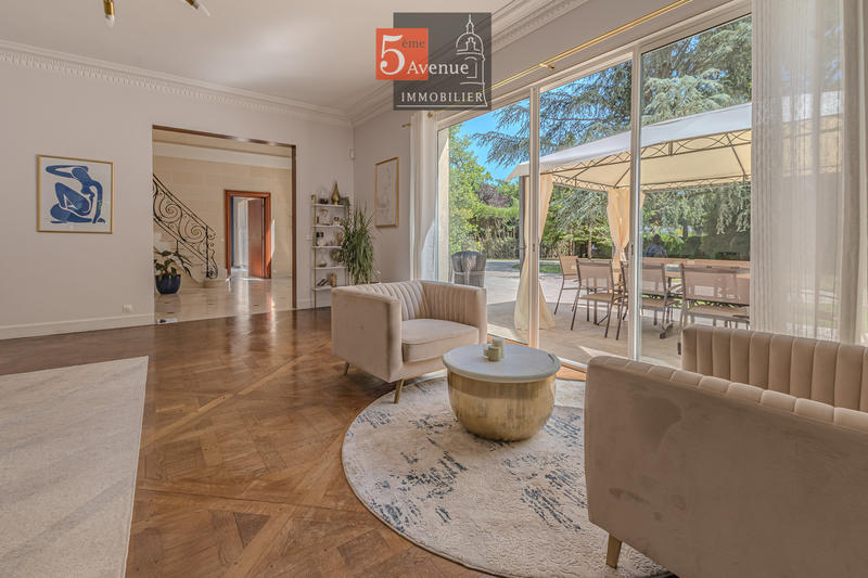 Maison - 400 m² - 12 pièces