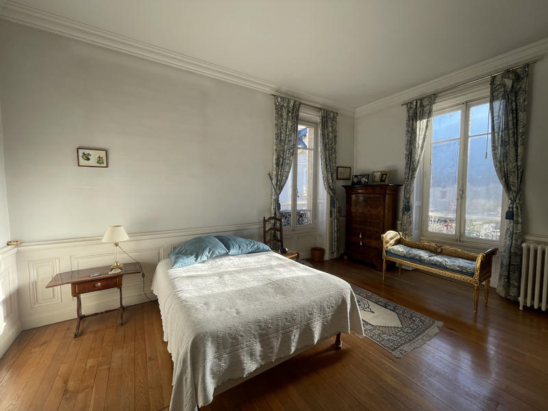 Propriété - 240 m² - 11 pièces