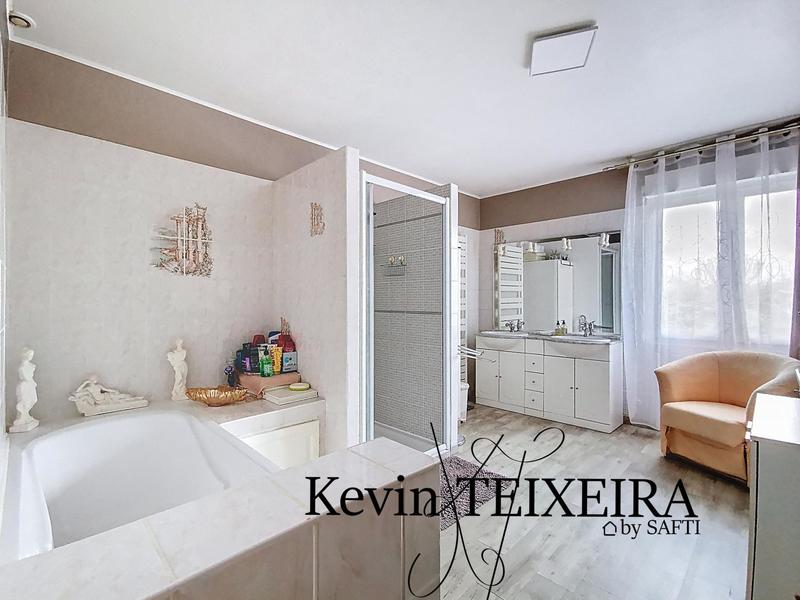 Maison - 210 m² - 8 pièces