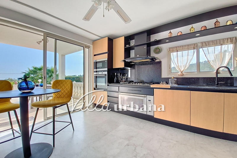 Maison - 218 m² - 6 pièces