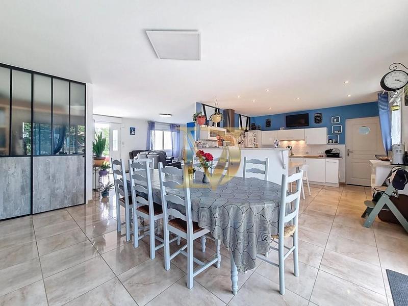 Maison - 230 m² - 8 pièces