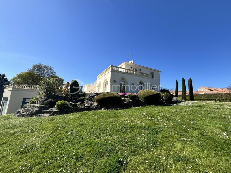 Propriété - 483 m² - 12 pièces