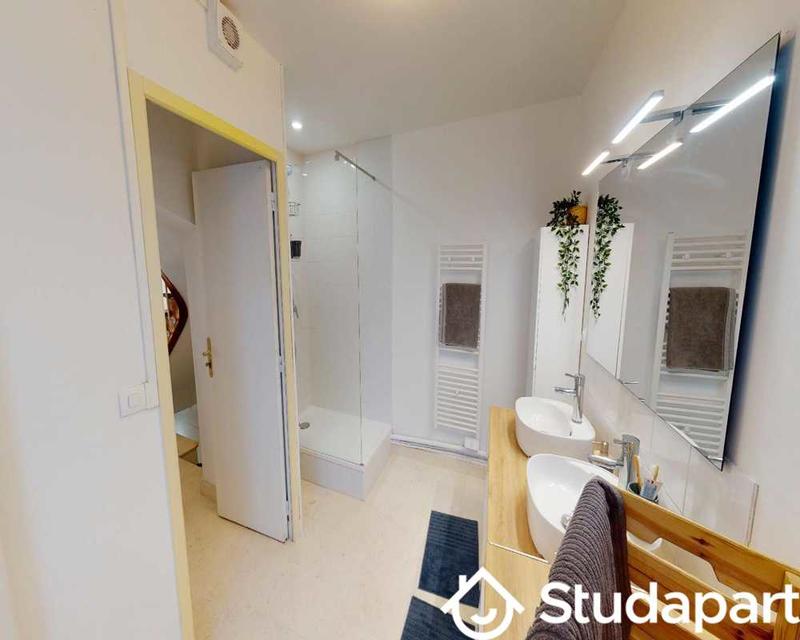 Chambre - 125 m² - 1 pièce