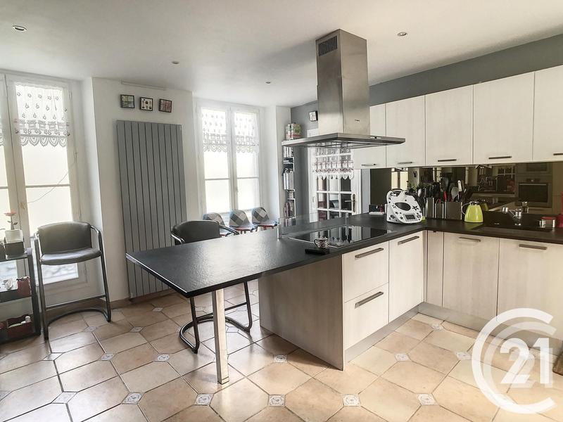 Maison - 235 m² - 10 pièces