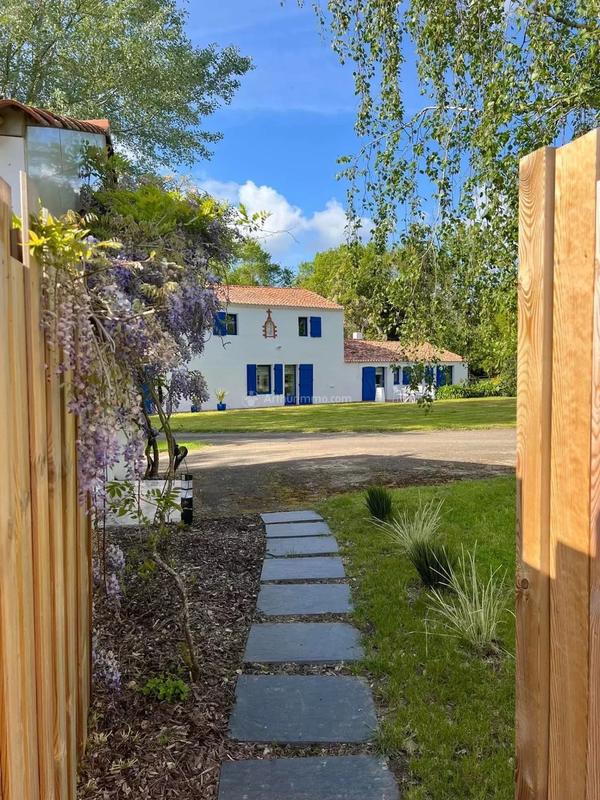 Maison - 200 m² - 11 pièces